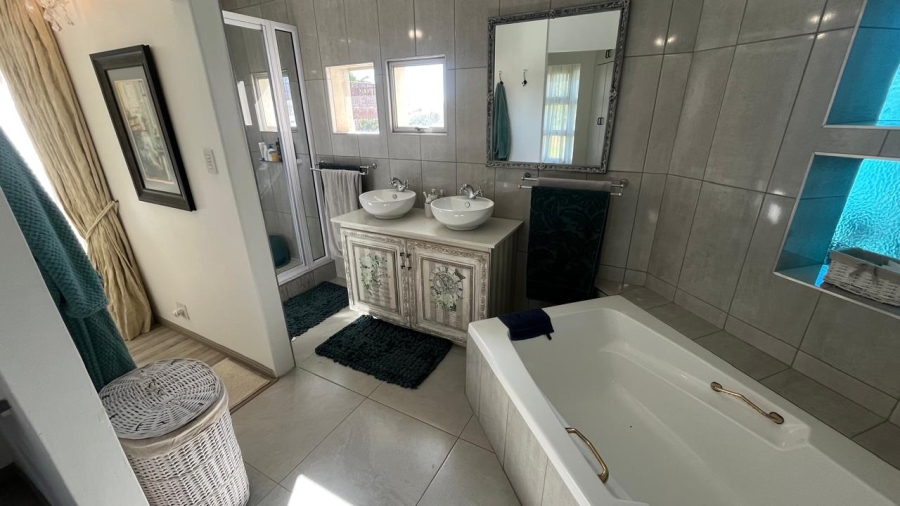 3 Bedroom Property for Sale in Wavecrest Eastern Cape